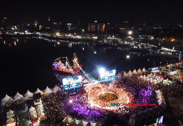 Sebanyak 400 siswa siswi SMP se-Kota Makassar tampil pada pembukaan Makassar International Eight Festival & Forum (F8 Makassar) dalam Tari Harmoni Nusantara di Panggung Utama, Kawasan Tugu MNEK, Kota Makassar, Rabu, (24/7/2024).