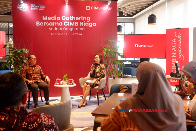 Direktur Compliance, Corporate Affairs & Legal CIMB Niaga Fransiska Oei (kanan) bersama dengan Head of Region Indonesia Timur, Bali, Nusa Tenggara Ahmad S. Ilham memberikan keterangan pada acara Media Gathering Bersama CIMB Niaga di Makassar, Sulawesi Selatan, Jumat (26/7/2024).