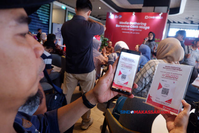 Peserta berdonasi menggunakan Qris saat Media Gathering Bersama CIMB Niaga di Makassar, Sulawesi Selatan, Jumat (26/7/2024).