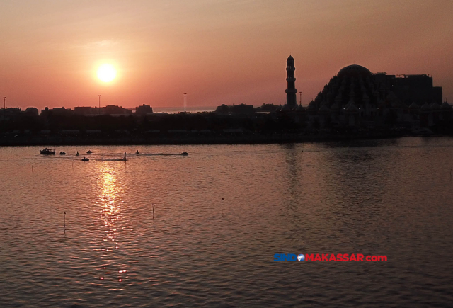 Suasana senja di kawasan Centre Point of Indonesia (CPI) Makassar.