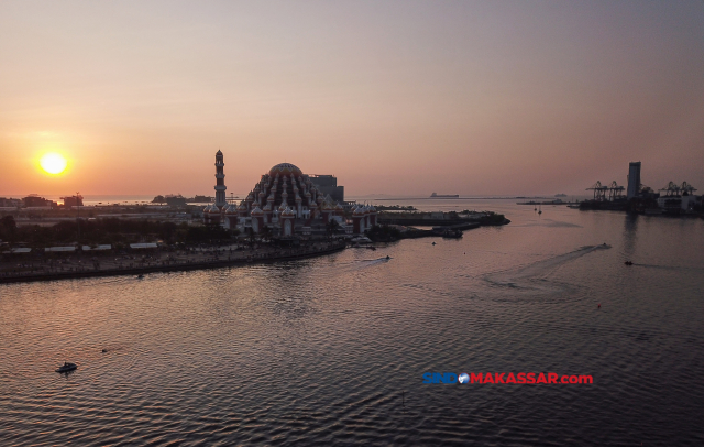 Suasana senja di kawasan Centre Point of Indonesia (CPI) Makassar.