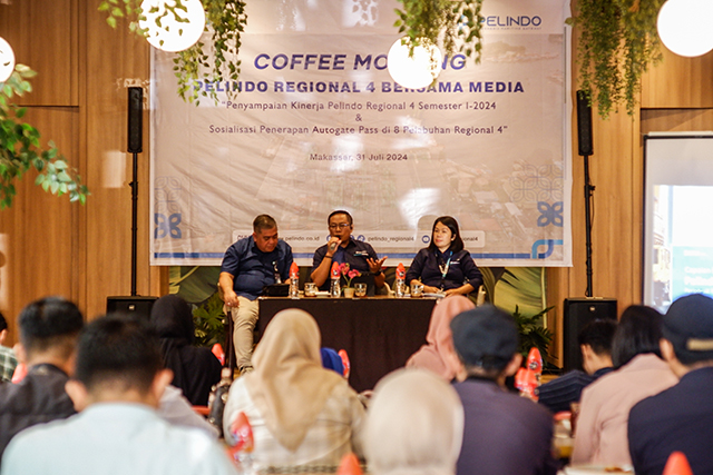 (Dari kiri ke kanan) General Manager Pelindo Regional 4 Makassar  Iwan Sjarifuddin, Executive Director 4 Pelindo Regional 4  Abdul Azis, dan Division Head Operasi Pelindo Regional 4  Yusida M. Palesang, pada acara Coffee Morning bersama media, Rabu (31/7/2024).