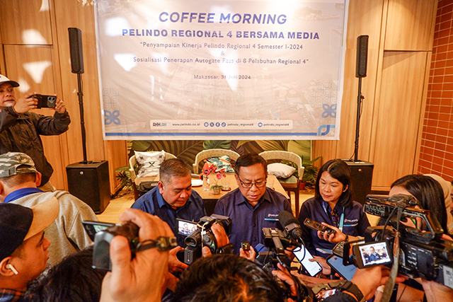 Jajaran Pelindo Regional 4 memberikan keterangan pers pada acara Coffee Morning bersama media, Rabu (31/7/2024).