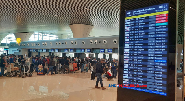 Suasana calon penumpang di terminal keberangkatan Bandara Internasional Sultan Hasanuddin yang baru dioperasikan di Kabupaten Maros, Sulawesi Selatan.