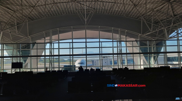 Suasana calon penumpang di terminal keberangkatan Bandara Internasional Sultan Hasanuddin yang baru dioperasikan di Kabupaten Maros, Sulawesi Selatan.