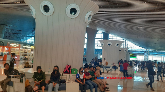 Suasana calon penumpang di terminal keberangkatan Bandara Internasional Sultan Hasanuddin yang baru dioperasikan di Kabupaten Maros, Sulawesi Selatan.