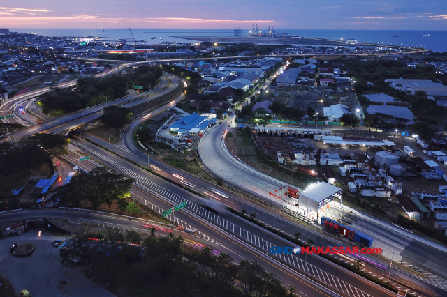 Aktivitas arus lalu lintas di Jalan Tol Makassar New Port (MNP) di Makassar, Sulawesi Selatan.