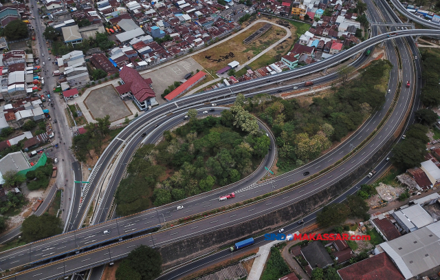 Aktivitas arus lalu lintas di Jalan Tol Makassar New Port (MNP) di Makassar, Sulawesi Selatan.