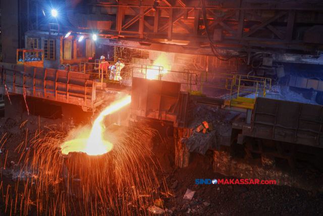 Operator menyalurkan slag atau limbah nikel ke dalam wadah untuk dibawa ke tempat penampungan khusus Bahan Berbahaya dan Beracun (B3) di kawasan pertambangan PT Vale Indonesia, Sorowako, Luwu Timur, Sulawesi Selatan, Jumat (2/8/2024).