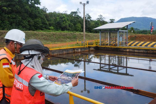Petugas mengecek kualitas air di pond atau kolam pengendapan di fasilitas pengelolaan air limpasan tambang milik PT Vale Indonesia di Sorowako, Luwu Timur, Sulawesi Selatan, Sabtu (3/8/2024).