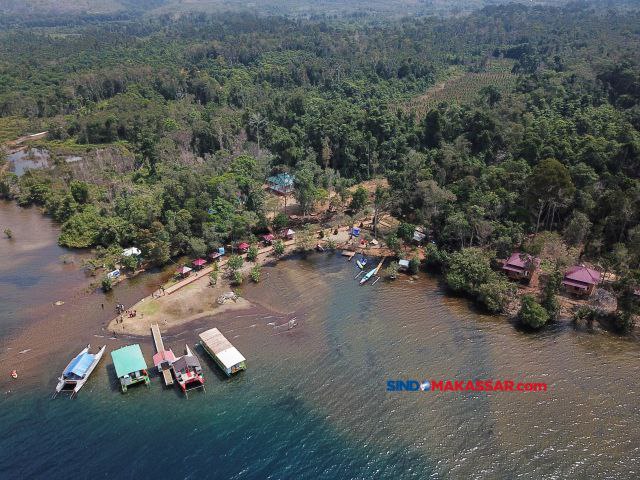 Sejumlah pengunjung berwisata di muara sungai Laa Waa Park, Danau Matano, Sorowako, Luwu Timur, Sulawesi Selatan, Minggu (4/8/2024).