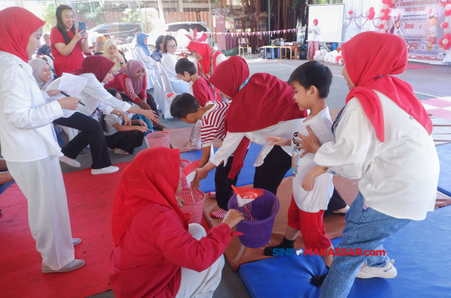 Sejumlah anak berkebutuhan khusus (ABK) mengikuti lomba lari di Makassar, Sulawesi Selatan, Sabtu (10/8/2024).