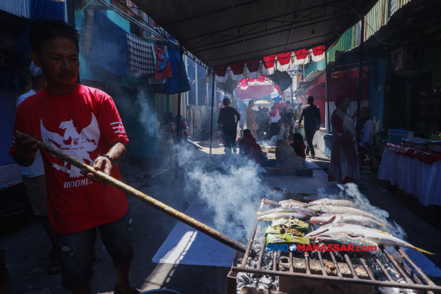 FOTO: Warga Barukang Bakar Ikan Massal di Hari Kemerdekaan