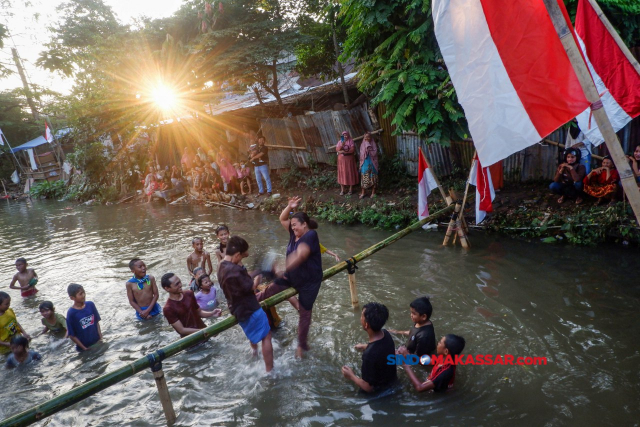 FOTO: Keseruan Lomba Pukul Bantal di Hari Kemerdekaan