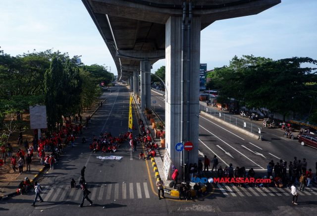 Massa melakukan aksi menolak pengesahan Revisi UU Pilkada di Makassar, Kamis (22/8/2024). 