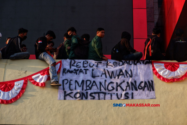 Massa melakukan aksi menolak pengesahan Revisi UU Pilkada di depan Gedung DPRD Sulsel, Makassar, Kamis (22/8/2024). 