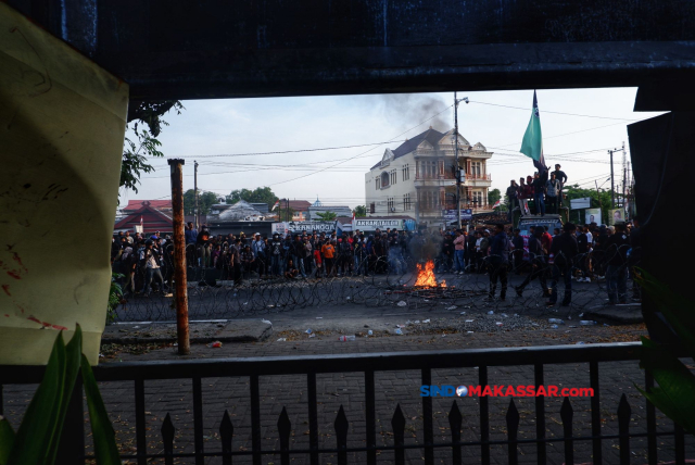 Massa melakukan aksi menolak pengesahan Revisi UU Pilkada di depan Gedung DPRD Sulsel, Makassar, Kamis (22/8/2024). 