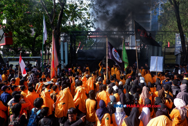 Massa melakukan aksi menolak pengesahan Revisi UU Pilkada di depan Gedung DPRD Sulsel, Makassar, Kamis (22/8/2024). 