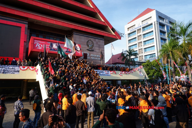 Massa melakukan aksi menolak pengesahan Revisi UU Pilkada di depan Gedung DPRD Sulsel, Makassar, Kamis (22/8/2024). 