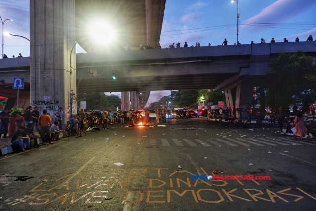 Sejumlah mahasiswa memblokade jalan saat unjuk rasa di bawah jembatan layang Makassar, Sulawesi Selatan, Senin (26/8/2024).