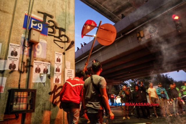 Sejumlah mahasiswa memblokade jalan saat unjuk rasa di bawah jembatan layang Makassar, Sulawesi Selatan, Senin (26/8/2024).