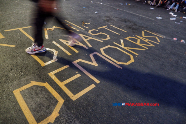 Sejumlah mahasiswa memblokade jalan saat unjuk rasa di bawah jembatan layang Makassar, Sulawesi Selatan, Senin (26/8/2024).