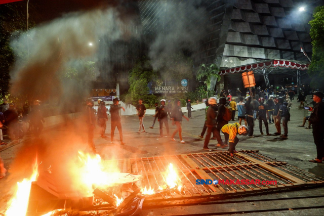 Massa membakar dan menerobos masuk di dalam Kampus Universitas Negeri Makassar (UNM), Jalan AP Pettarani, Makassar, Senin, (26/8 2024).