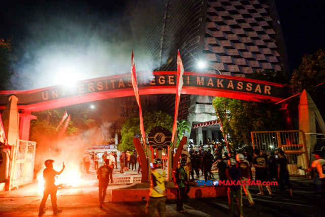 Massa membakar dan menerobos masuk di dalam Kampus Universitas Negeri Makassar (UNM), Jalan AP Pettarani, Makassar, Senin, (26/8 2024).