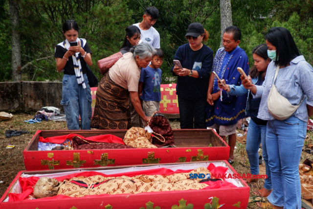 Masyarakat Kampung Lolai menggelar acara Ma'Nene di Desa Lembang, Kabupaten Toraja Utara, Sulawesi Selatan.