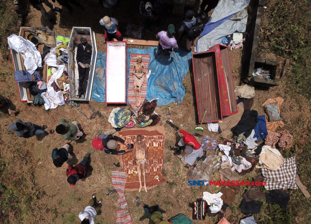 Masyarakat Kampung Lolai menggelar acara Ma'Nene di Desa Lembang, Kabupaten Toraja Utara, Sulawesi Selatan.