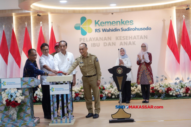 Presiden Joko Widodo (Jokowi) meresmikan Gedung Pelayanan Kesehatan Ibu dan Anak Rumah Sakit Wahidin Sudirohusodo di Kota Makassar, Sulawesi Selatan, Jumat (06/09/2024).