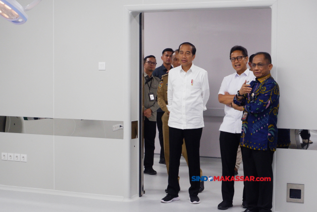 Presiden Joko Widodo (Jokowi) meresmikan Gedung Pelayanan Kesehatan Ibu dan Anak Rumah Sakit Wahidin Sudirohusodo di Kota Makassar, Sulawesi Selatan, Jumat (06/09/2024).