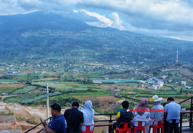 Suasana pengunjung di Sierra Sky View, Malino, Kelurahan Pattapang, Kecamatan Tinggimoncong, Kabupaten Gowa, Senin (16/9/2024).