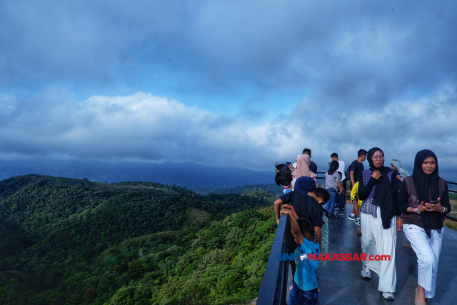 Suasana pengunjung di Sierra Sky View, Malino, Kelurahan Pattapang, Kecamatan Tinggimoncong, Kabupaten Gowa, Senin (16/9/2024).