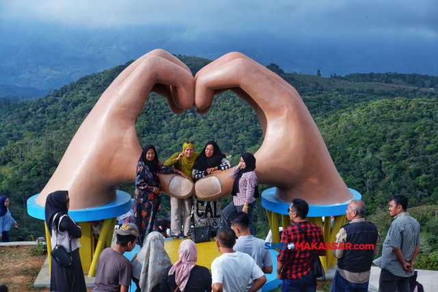 Suasana pengunjung di Sierra Sky View, Malino, Kelurahan Pattapang, Kecamatan Tinggimoncong, Kabupaten Gowa, Senin (16/9/2024).