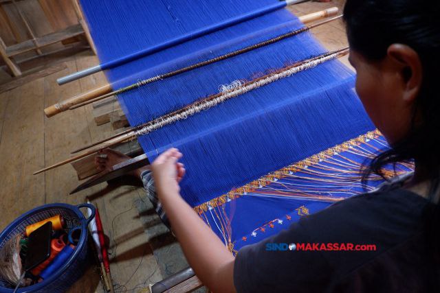 Nita Basongan, perempuan penenun di Dusun Lembang, Desa Sa'dan Andulan, Kecamatan Sa'dang, Toraja Utara, Rabu (4/9/2024).