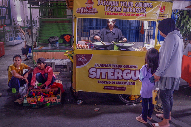 Jajajanan telur gulung di Pasar Cidu, Maskassar, Minggu (8/9/2024).