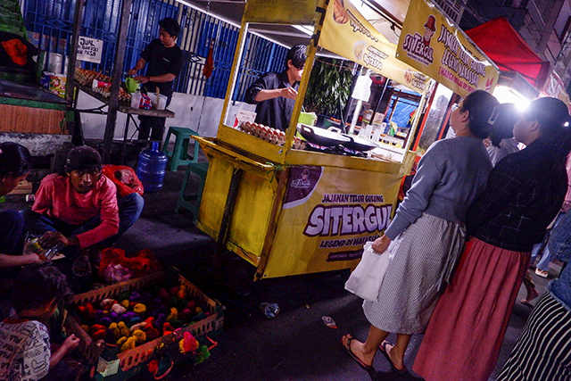 Jajajanan telur gulung di Pasar Cidu, Maskassar, Minggu (8/9/2024).