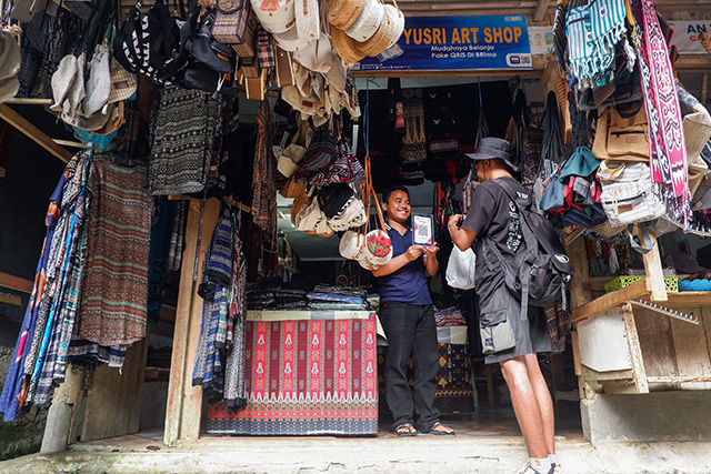 Pembeli melakukan transaksi pembayaran menggunakan QRIS BRImo di Pasar Wisata Ke'te Kesu', Kabupten Toraja Utara, Sulawesi Selatan, Rabu (4/9/2024). Di tengah semangat untuk mendukung pertumbuhan Usaha Mikro, Kecil, dan Menengah (UMKM) di Toraja Utara, Bank Rakyat Indonesia (BRI) telah mengambil langkah konkret dengan memperkenalkan layanan BRImo dan QRIS.