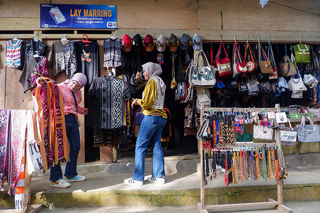 Pengunjung memilih produk Usaha Mikro, Kecil, dan Menengah (UMKM) di Pasar Wisata Ke'te Kesu', Kabupten Toraja Utara, Sulawesi Selatan, Rabu (4/9/2024). Di tengah semangat untuk mendukung pertumbuhan UMKM di Toraja Utara, Bank Rakyat Indonesia (BRI) telah mengambil langkah konkret dengan memperkenalkan layanan BRImo dan QRIS.