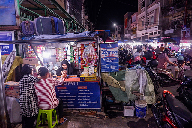 Warga melakukan transaksi di Agen BRILink di Pasar Cidu, Makassar, Minggu (8/9/2024). BRI mengandalkan agen BRILink sebagai ujung tombak dalam meningkatkan inklusi keuangan.