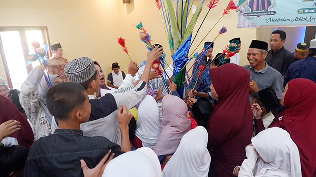 Peringatan tradisi Maulid Nabi Muhammad SAW di Masjid Al-Muhajirin, Blok 10 Perumnas Antang, Kecamatan Manggala, Makassar, Minggu (29/10/2024).