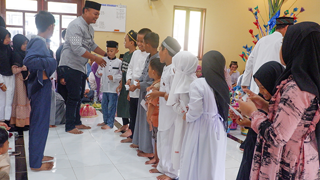 Tradisi ini tidak hanya menjadi momen spiritual, tetapi juga sarana mempererat tali silaturahmi antarwarga.