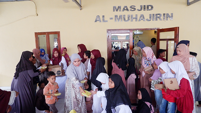 Tradisi Maulid di masjid merupakan salah satu cara masyarakat merayakan kelahiran Nabi Muhammad SAW. Setelah rangkaian acara keagamaan selesai, diadakan makan bersama dan pembagian makanan kepada para jamaah dan masyarakat sekitar sebagai wujud syukur dan kebersamaan.