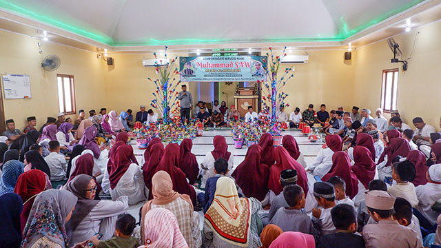 Peringatan tradisi Maulid Nabi Muhammad SAW di Masjid Al-Muhajirin, Blok 10 Perumnas Antang, Kecamatan Manggala, Makassar, Minggu (29/10/2024).