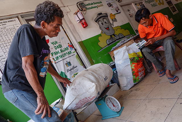 Sabaruddin menimbang sampahnya di Bank Sampah Unit (BSU) Asoka V di Jalan Kumala 2 Lorong 2B No.15A, Kota Makassar, Minggu (22/9/2024).