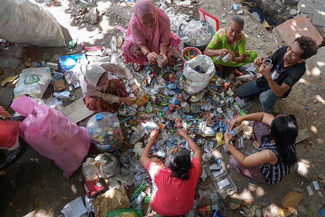 Sampah yang dikumpulkan dipilah terlebih dahulu sebelum dibawa ke Bank Sampah Unit (BSU) Asoka V.