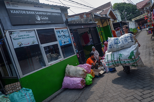 Sabaruddin membawa sampah yang telah dikumpulkan ke Bank Sampah Unit (BSU) Asoka V di Jalan Kumala 2 Lorong 2B No.15A, Kota Makassar, Minggu (22/9/2024).