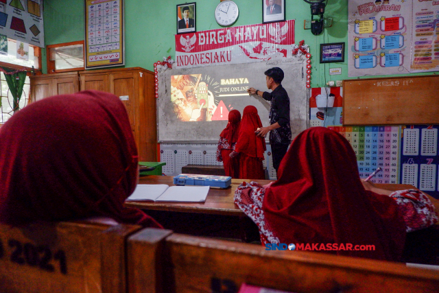 Guru mengedukasi siswanya agar terhindar dari jeratan judi online di SD Inpres Perumnas Antang, Makassar, Kamis (3/10/2024).