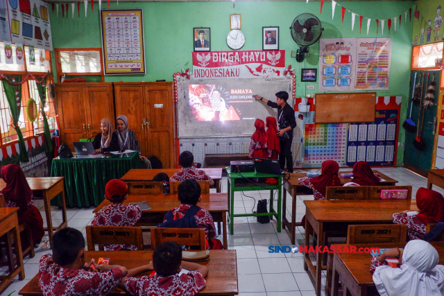 Guru mengedukasi siswanya agar terhindar dari jeratan judi online di SD Inpres Perumnas Antang, Makassar, Kamis (3/10/2024).